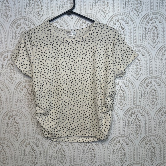 orange kiss Tops - Orange Kiss XL Cream‎ Ditsy Floral Ribbed Side Ruched Short Sleeve Top